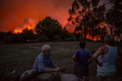 Vecinos observan el incendio en Ribas de Sil (Lugo).