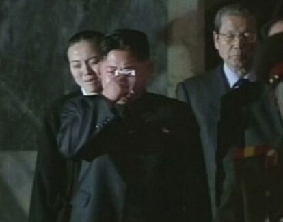 Kim Jong-un, nuevo líder de Corea del Norte, llora junto al cadáver de su padre, expuesto en Pyongyang.