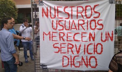 Protestas ante el polideportivo madrileño de Fuente del Berro.