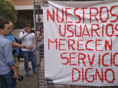 Protestas ante el polideportivo madrileño de Fuente del Berro.