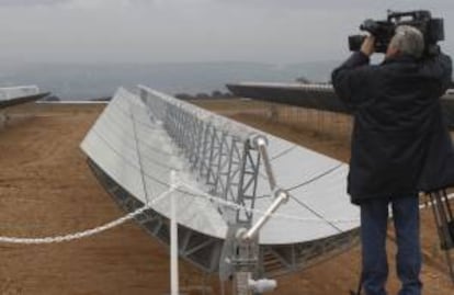 Un cámara toma imágenes de la Central Solar Termoeléctrica "Africana energía" en la localidad cordobesa de Fuente Palmera, que hoy ha sido inaugurada por el presidente de la Junta de Andalucía, José Antonio Griñán.