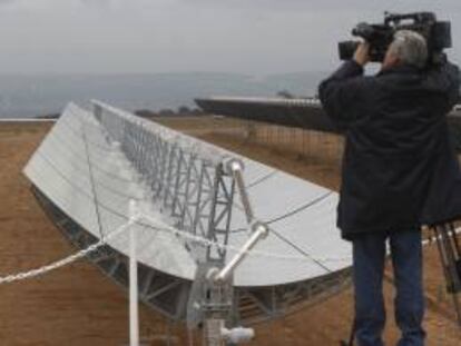 Un cámara toma imágenes de la Central Solar Termoeléctrica "Africana energía" en la localidad cordobesa de Fuente Palmera, que hoy ha sido inaugurada por el presidente de la Junta de Andalucía, José Antonio Griñán.