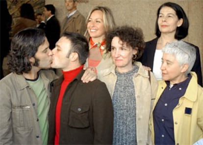 De izquierda a derecha el concejal Pedro Zerolo y su novio, Jesús Santos, Boti García Rodrigo y su compañera Beatriz Gimeno. Detrás observan Trinidad Jiménez e Inés Sabanés.