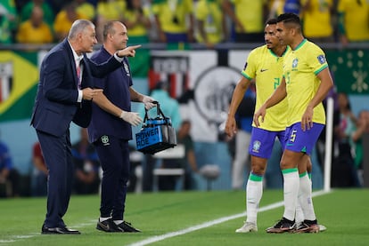 El seleccionador de Brasil Adenor Leonardo Bacchi Tite  habla con Casemiro de Brasil hoy, en un partido de los octavos de final del Mundial de Fútbol Qatar 2022 entre Brasil y Corea del Sur en el estadio 974 en Doha (Catar). 
