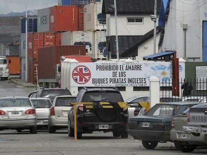 Una de las entradas del puerto argentino de Ushuaia, que muestra un cartel que prohibe la entrada a los &quot;buques piratas ingleses&quot;.