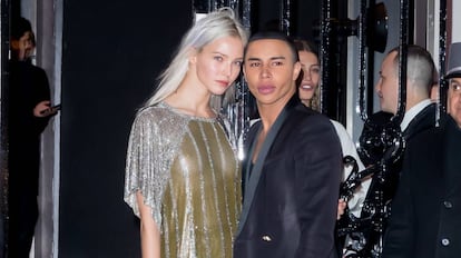 El diseñador Olivier Rousteing y Sasha Luss a la entrada del Pavillon Cambon in Paris.