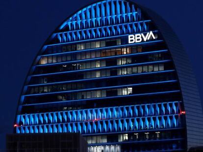 Edificio La Vela, sede de BBVA en Madrid, iluminada con motivo del quinto aniversario de los ODS.