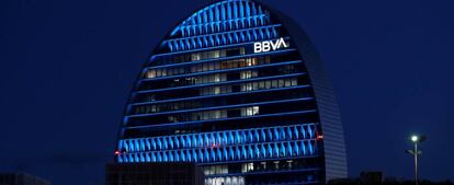 Edificio La Vela, sede de BBVA en Madrid, iluminada con motivo del quinto aniversario de los ODS.