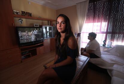 Carmen García, el viernes con su madre en el salón de su casa, en Alcorcón (Madrid).