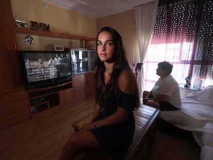 Carmen García, el viernes con su madre en el salón de su casa, en Alcorcón (Madrid).