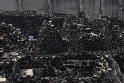 Un visitante camina entre las ruinas del Museo del Templo Mayor, en Ciudad de México.