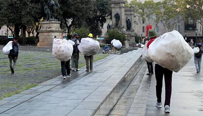 Manteros en plaza Cataluña