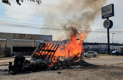 La quema de vehículos comenzó junto a bloqueos de transportistas por la detención de un hombre en la colonia El Pedregoso.