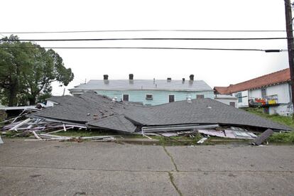 Escombros de una casa desplomada por los fuentes vientos del huracán Isaac en la calle South Alexander de Nueva Orleáns, Luisiana.