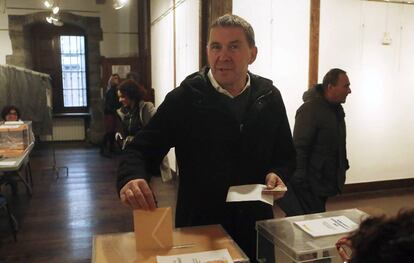 El coordinador general de EH Bildu, Arnaldo Otegi, ejerce su derecho al voto en la casa de cultura de Elgoibar.