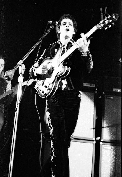 Lou Reed actuando en 1972 en el Carre Theatre de Ámsterdam.