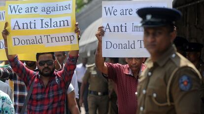 Un grupo de activistas por los derechos humanos se manifiestan frente a la embajada de Estados Unidos en Colombo (Sri Lanka).