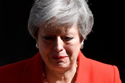 "Seguiré como primera ministra hasta que se elija un nuevo líder", ha anunciado la política británica en un discurso ante Downing Street. En la imagen, Theresa May, durante la rueda de prensa, este viernes.