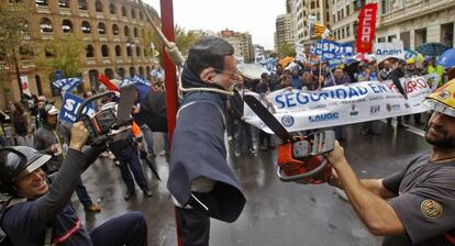 Un centenar de agentes de policía, bomberos y funcionarios cortaron este viernes el centro de Valencia para protestar contra los recortes salariales y la falta de medios materiales. “Los funcionarios de prisiones tienen que llevarse el papel higiénico de casa”, denunció el secretario general del SPPBL, Manuel Sánchez, uno de los ocho sindicatos convocantes de la manifestación.