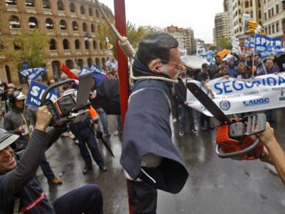 Un centenar de agentes de policía, bomberos y funcionarios cortaron este viernes el centro de Valencia para protestar contra los recortes salariales y la falta de medios materiales. “Los funcionarios de prisiones tienen que llevarse el papel higiénico de casa”, denunció el secretario general del SPPBL, Manuel Sánchez, uno de los ocho sindicatos convocantes de la manifestación.