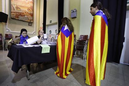 Ciutadans vestits amb les estelades voten al Casinet d'Hostafrancs.
