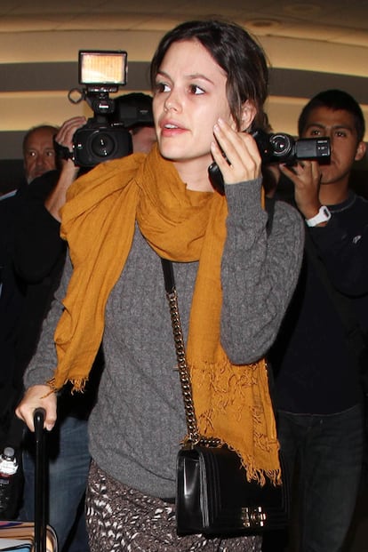 El jet lag no parece afectar al rostro de Rachel Bilson, que está bastante uniforme incluso después de un vuelo.