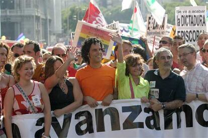 Los políticos Leire Pajín, Trinidad Jiménez, Pedro Zerolo, Carmen Calvo, Gaspar Llamazares y José Blanco sujetan la pancarta de cabecera de la manifestación.