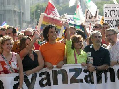 Los políticos Leire Pajín, Trinidad Jiménez, Pedro Zerolo, Carmen Calvo, Gaspar Llamazares y José Blanco sujetan la pancarta de cabecera de la manifestación.