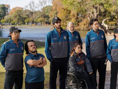 Desde la izquierda, Renato Condori, Hernán Cuevas, Santiago Korovsky, Pilar Gamboa, Julio Marticorena, Facundo Bogarín y Valeria Licciardi, en 'División Palermo'.