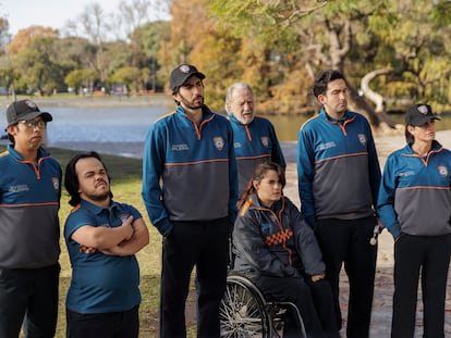 Desde la izquierda, Renato Condori, Hernán Cuevas, Santiago Korovsky, Pilar Gamboa, Julio Marticorena, Facundo Bogarín y Valeria Licciardi, en 'División Palermo'.