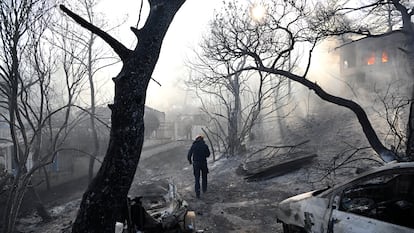 Dos muertos y cuatro heridos en un incendio en la isla griega de Salamina