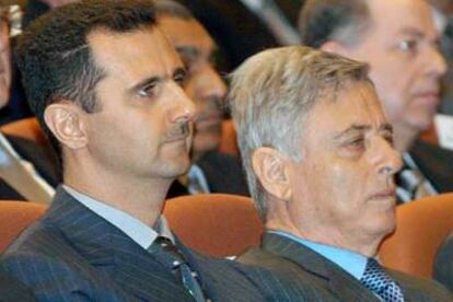 El presidente sirio, Bachar el Assad (izquierda), y Abdel Halim Khadam, en junio de 2005.