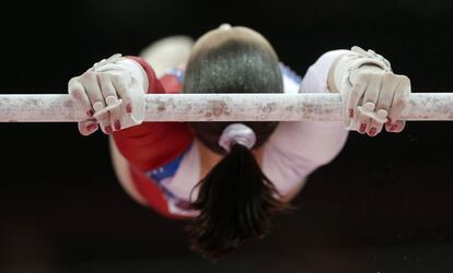 La rusa Mustafina, en un ejercicio de paralelas.