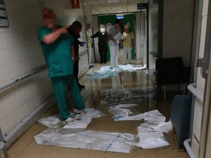 Personal del Hospital La Paz limpia el suelo inundado. 