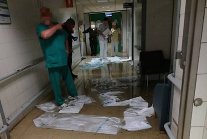 Personal del Hospital La Paz limpia el suelo inundado.