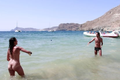 Bañistas en la cala de San Pedro, en el Parque Natural Cabo de Gata-Nijar (Almería).