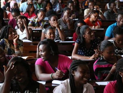Estudiantes de la Universidad de Ghana, en Accra, atienden en clase.