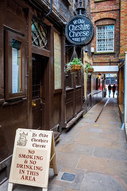 El 'pub' Ye Olde Cheshire Cheese Pub, junto a la catedral de San Pablo en Londres.