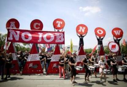 Varios jóvenes sostienen pancartas durante una manifestación convocada para protestar contra el desempleo, a las puertas de la Cancillería Federal en Berlín (Alemania). EFE/Archivo