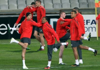 Los jugadores del Manchester durante el entrenamiento de ayer.