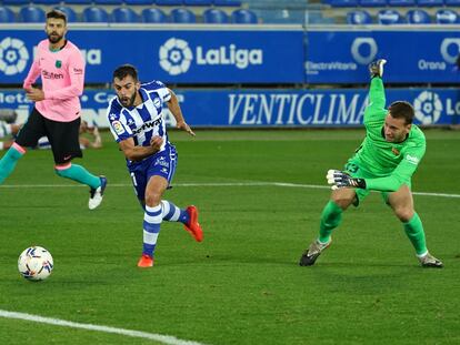 Neto pierde el balón ante el Alavés, acción que le costó el gol.