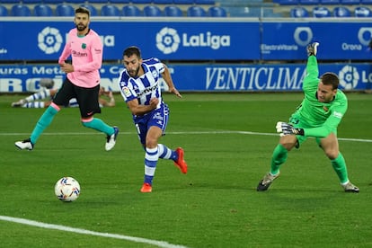 Neto pierde el balón ante el Alavés, acción que le costó el gol.