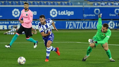 Neto pierde el balón ante el Alavés, acción que le costó el gol.