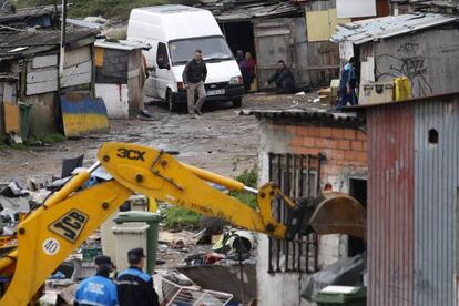 Imágenes de la destrucción de las últimas chabolas de Penamoa, ayer en A Coruña.