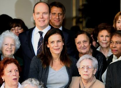 Alberto y Estefanía de Mónaco han visitado la sede de la Cruz Roja del Principado para participar en un acto dedicados a los ancianos. Ambos atenderán a múltiples actos durante estos días con motivo de el Día Nacional del lugar, que se celebrará el día 19 de noviembre.