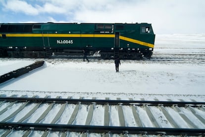 Cuando el tren supera los 4.000 metros de altura, la línea está construida sobre hielo cuya consistencia se asegura con sistemas de enfriamiento.