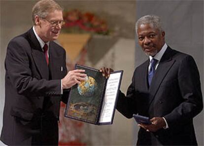 Kofi Annan recibe el nobel de manos del presidente del Comité Nobel noruego, Gunnar Berge.