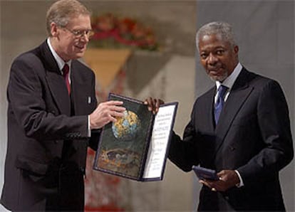 Kofi Annan recibe el nobel de manos del presidente del Comité Nobel noruego, Gunnar Berge.