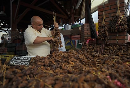 Un vendedor ordena sus dátiles en un puesto de un mercado de Túnez. Muchos musulmanes eligen este fruto para romper el ayuno, según marca la tradición.