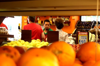 Primero fueron los chinos. Ahora son los ecuatorianos los que se encargan de muchas de las fruterías en los mercados de Madrid. Marcelo Ojeda, de 41 años, trabaja en una de ellas desde 2005. Vender fruta es una ocupación que los ecuatorianos comparten con los colombianos y otros latinoamericanos.